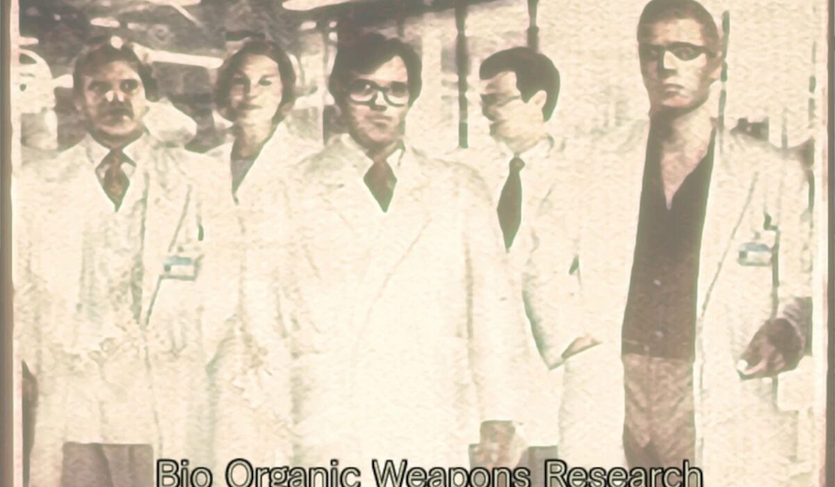 【画像】アンブレラ社「おい新人研究員！バーキン所長と集合写真撮るぞ～！」